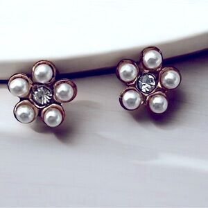 New 5mm Gold Toned and Pearl Flower Stud Earrings